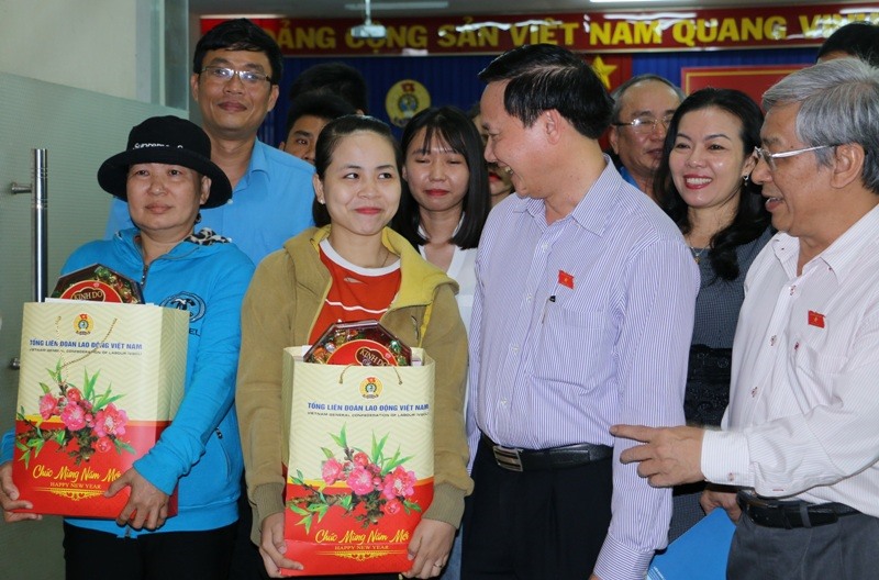 Đồng chí Nguyễn Khắc Định thăm hỏi, chúc tết CNLĐ tại Khánh Hòa. Ảnh: P.L