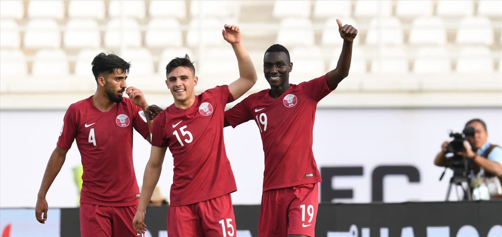 Các cầu thủ Qatar đua nhau bắn phá khung thành thủ môn Ri Myong-Guk. Ảnh AFC