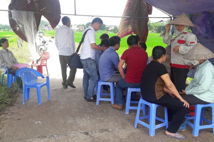 Năm 2017, người dân cũng đã từng lập chốt ngăn chặn xe rác đi vào bãi rác Nam Sơn. Ảnh Cao Nguyên