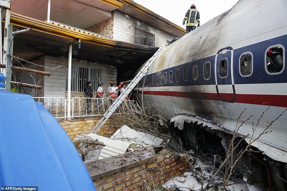 Theo báo chí địa phương, chiếc máy bay chở hàng hạng trung Boeing B707 mang theo 16 người từ Bishkek, Kyrgyzstan bị rơi sau khi phi công phát hiện hạ cánh nhầm sân bay quốc tế Payam, tỉnh Alborz, gần thủ đô Tehran của Iran. Ảnh: Getty