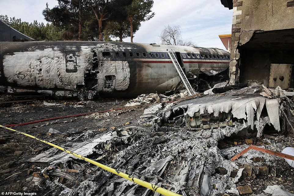 Theo AP, 15 thành viên phi hành đoàn thiệt mạng khi chiếc máy bay rơi xuống gần đường băng và bốc cháy.