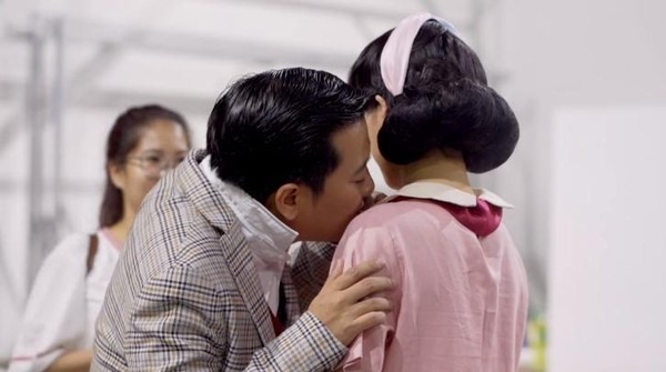 Trường Giang không ngần ngại sửa áo cho Nhã Phương.