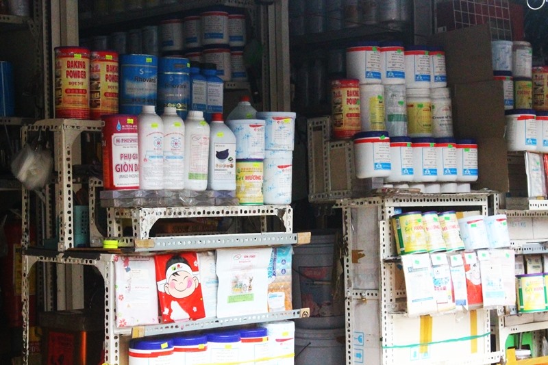 Các hộ kinh doanh phụ gia thực phẩm tại chợ Kim Biên