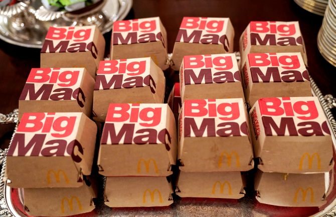 Bữa tiệc gồm 300 chiếc hamburger của McDonald's. Ảnh: Reuters