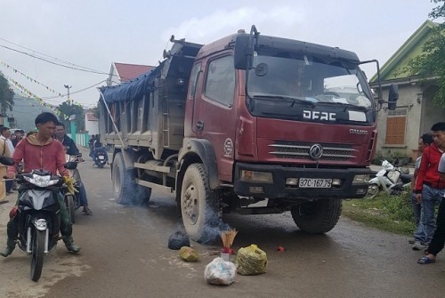 Hiện trường vụ cháu bé 4 tuổi bị xe tải cán tử vong thương tâm. Ảnh: KTĐT