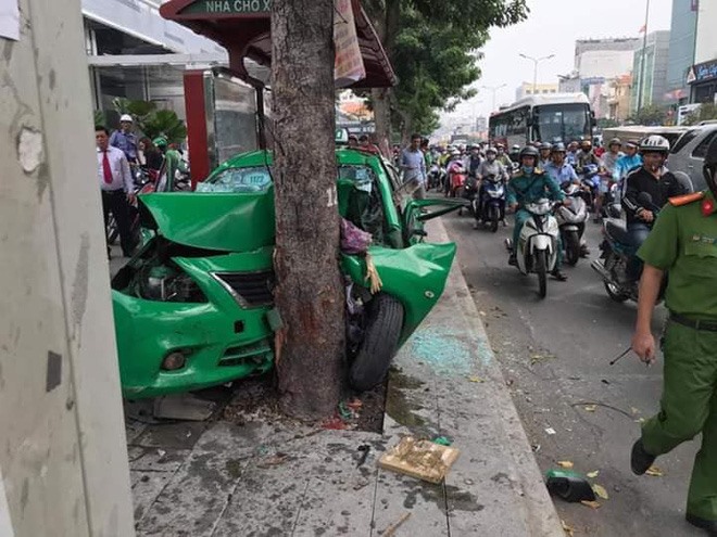 Chiếc xe nát bét sau khi vụ tai nạn xảy đến. Ảnh: thegioitre.vn.
