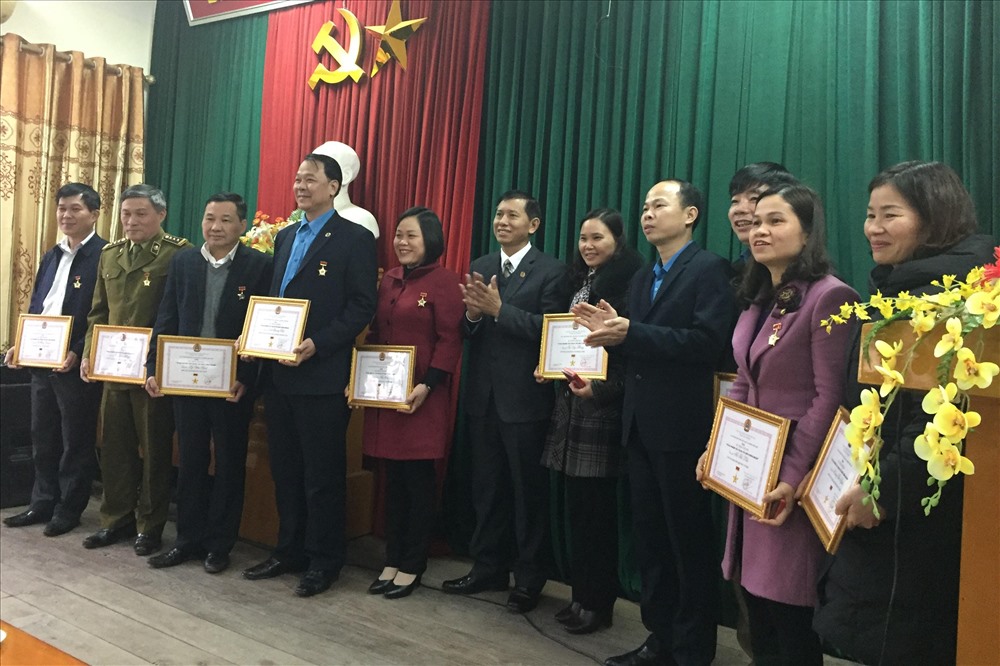 Bkbk3.jpgÔng Vũ Mạnh Tiêm - Phó trưởng ban Tuyên giáo Tổng LĐLĐVN và ông Vi Văn Nghĩa - Chủ tịch LĐLĐ tỉnh Bắc Kạn trao Bằng khen của LĐLĐ tỉnh Bắc Kạn cho các tập thể xuất sắc. Ảnh: Trần Minh Sơn
