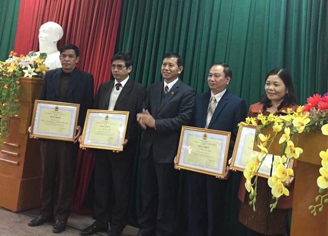 Ông Vũ Mạnh Tiêm - Phó trưởng ban Tuyên giáo Tổng LĐLĐVN trao Bằng khen của Tổng LĐLĐVN cho các tập thể và cá nhân. Ảnh: Trần Minh Sơn