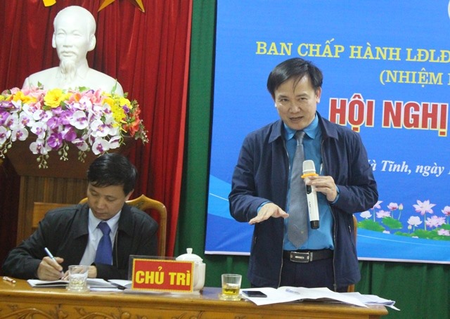 Ông Ngô Đình Vân - Phó chủ tịch Thường trực LĐLĐ tỉnh Hà Tĩnh giải trình một số nội dung của đại biểu