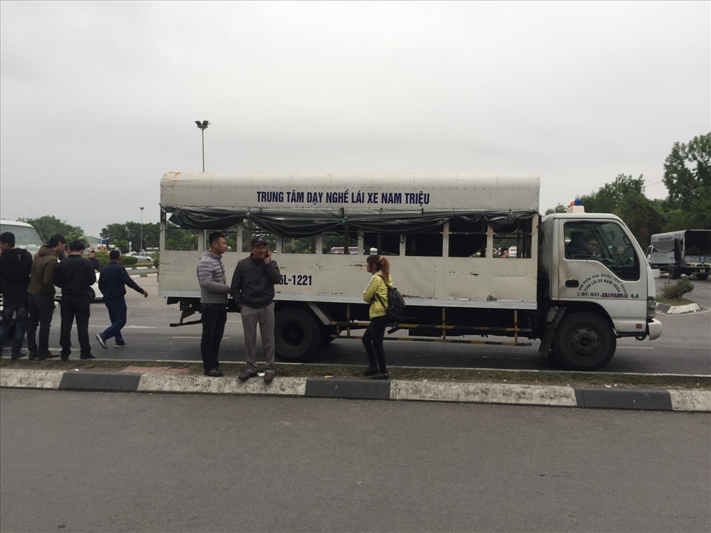 Nhiều học viên đang đợi đến lượt mình được sát hạch bằng lái