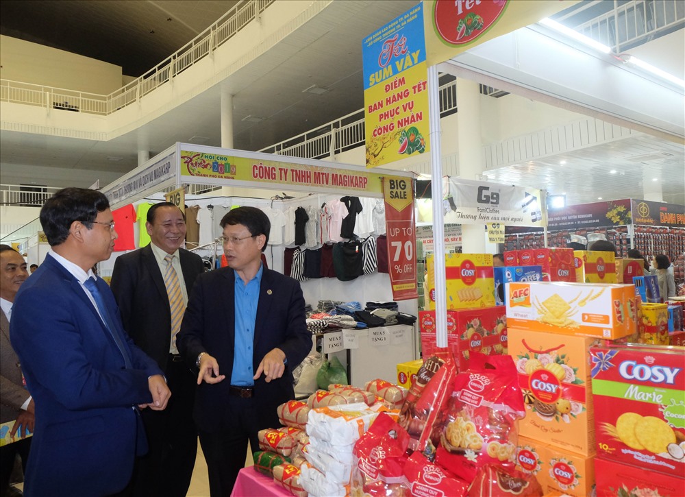 Ông Hồ Kỳ Minh (bìa trái) - Phó Chủ tịch UBND TP Đà Nẵng cùng ông Ngô Xuân Thắng - Chủ tịch LĐLĐ TP Đà Nẵng tham quan gian hàng ưu đãi phục vụ công nhân tại Hội chợ xuân 2019. Ảnh: Hoàng Vinh