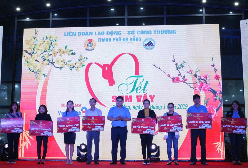 Ông Trần Vũ Duy Mẫn - Phó Chủ tịch LĐLĐ TP Đà Nẵng tặng bảng tượng trưng “Chuyến xe Công đoàn” cho đại diện các đơn vị có nhiều đoàn viên, CNVCLĐ được thụ hưởng chương trình. Ảnh: Hoàng Vinh