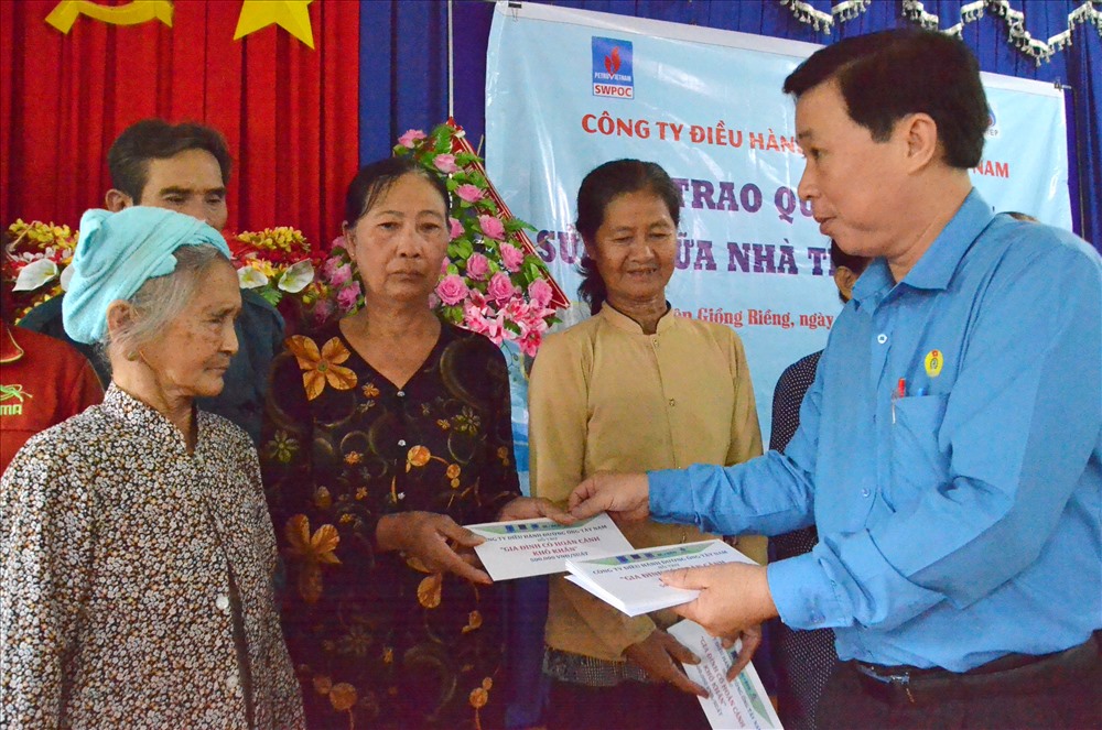 Chủ tịch LĐLĐ Kiên Giang Trần Thanh Việt trao hỗ trợ cho đối tượng khó khăn. Ảnh: Lục Tùng