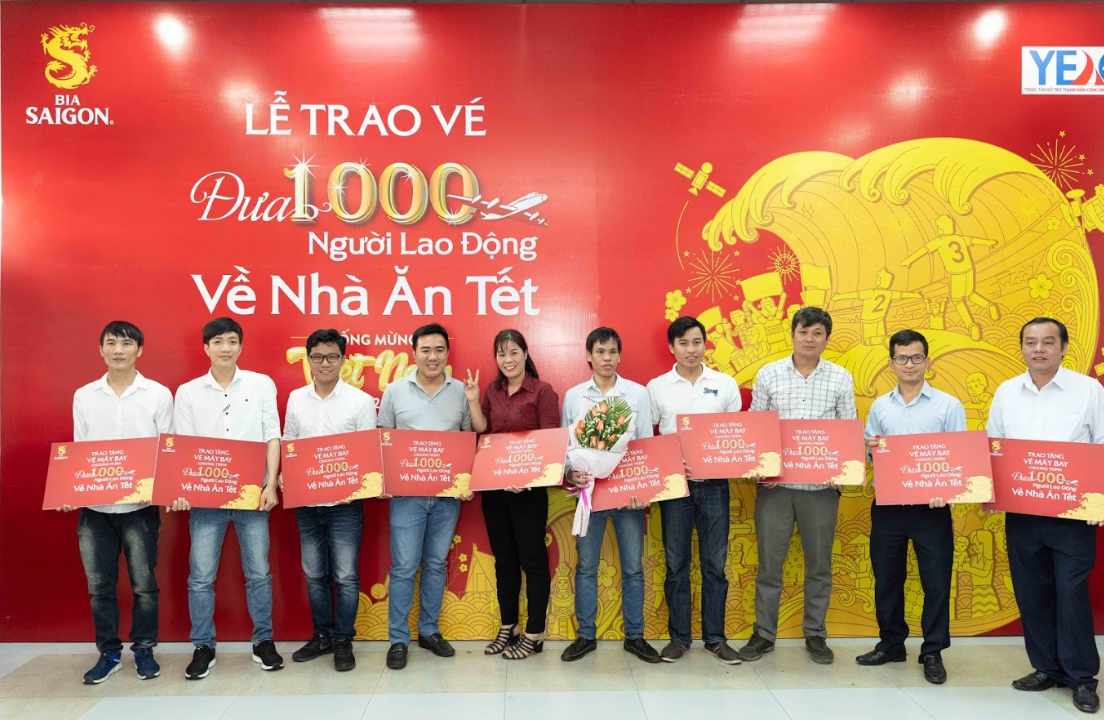 Anh Phương cùng những người lao động có thành tích xuất sắc được nhận vé máy bay “Về nhà ăn Tết”