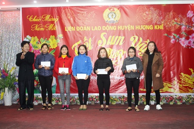 Đại diện doanh nghiệp huyện Hương Khê trao quà cho đoàn viên, CNVCLĐ có hoàn cảnh khó khăn