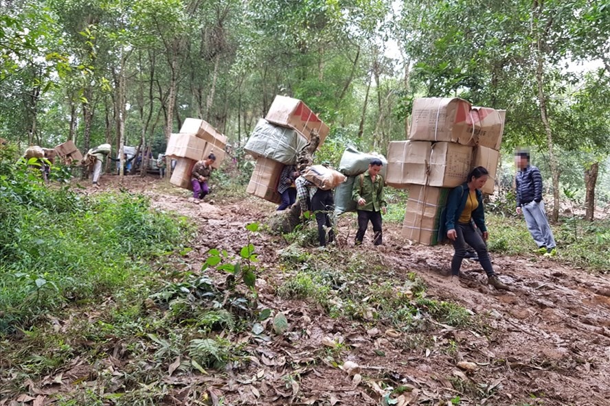 Nườm nượp người cõng hàng từ bên kia biên giới về Việt Nam nhưng không có một lực lượng nào ngăn cản.