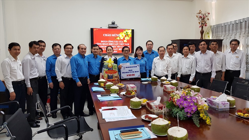 Đồng chí Đỗ Đức Hùng - Phó Chủ tịch CĐ ĐLVN (thứ 9, từ phải qua) và đoàn công tác của CĐĐLVN tặng quà động viên người lao động Cty Điện lực Bến Tre.