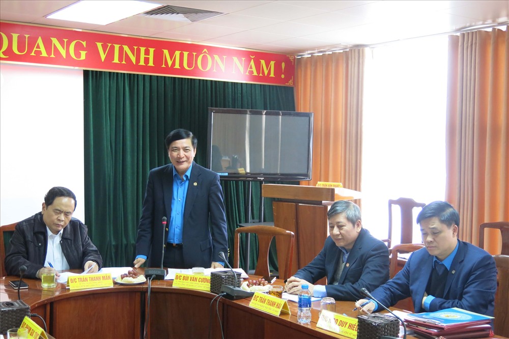 Đồng chí Bùi Văn Cường - Ủy viên T.Ư Đảng, Bí thư Đảng đoàn, Chủ tịch Tổng LĐLĐVN phát biểu tại buổi làm việc. Ảnh: Quế Chi