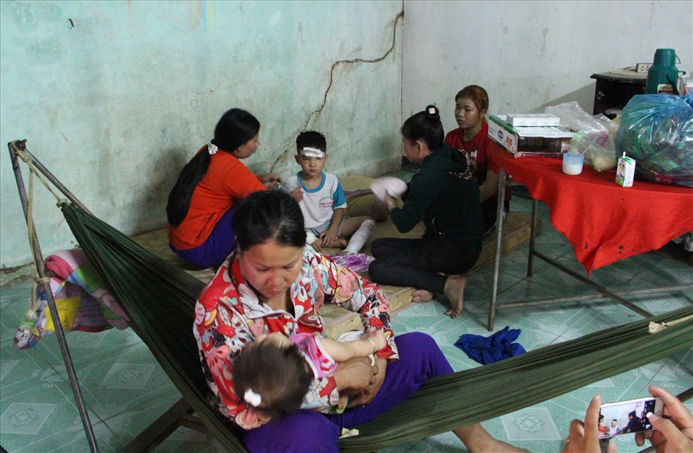 Bên trong căn nhà cũ kĩ, người thân đang lo chăm sóc cho đứa trẻ mồ côi.