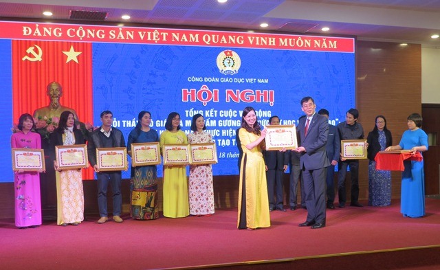 TS. Vũ Minh Đức - Chủ tịch CĐ Giáo dục VN trao Bằng khen của CĐ Giáo dục VN cho các cá nhâ. Ảnh: Xuân Trường