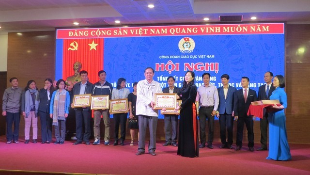 Phó Chủ tịch CĐ Giáo dục VN trao Bằng khen của CĐ Giáo dục VN cho các tập thể. Ảnh: Xuân Trường