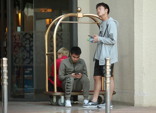 Xuân Trường mặc áo khoác xám, quần lửng dạo phố.
