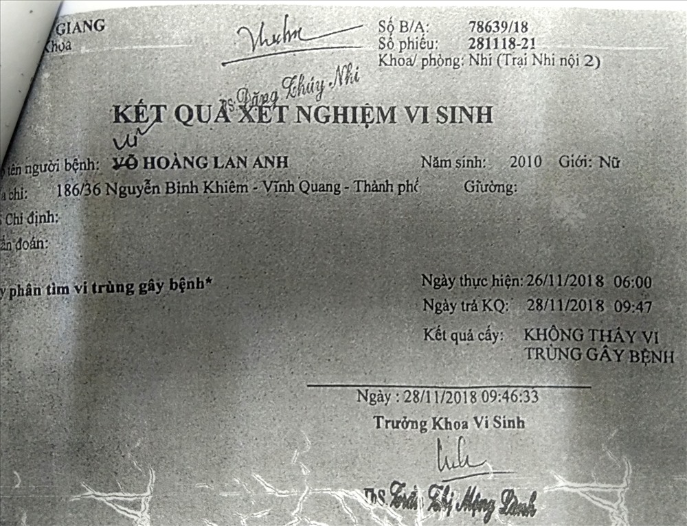 Kết quả xét nghiệm cho thấy trong phân của cháu Vũ Hoàng Lan Anh không có vi trùng. Ảnh: Khai Tâm