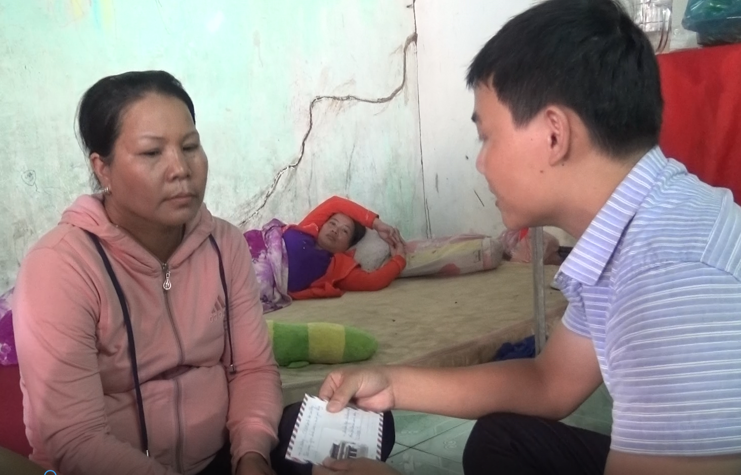 Phóng viên trao số tiền 2,6 triệu đồng từ bà Đỗ Thị Kim Hương (Ngụ TP. HCM) ủng hộ các cháu nhỏ cho bà Đào Ngọc Yến.