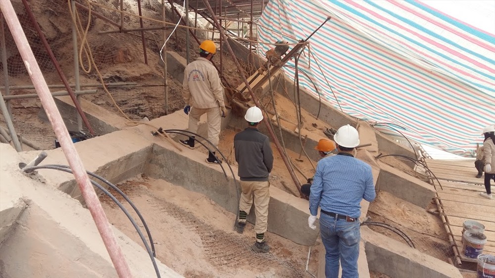 Việc xử lý sạt lở mái taluy số 7 đang được các chuyên gia Nhật Bản triển khai theo công nghệ neo đất vĩnh cửu (SEEE). Ảnh: Nguyễn Hùng