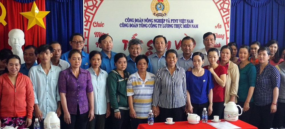Chụp ảnh lưu niệm cùng công nhân. Ảnh: Nhật Hồ