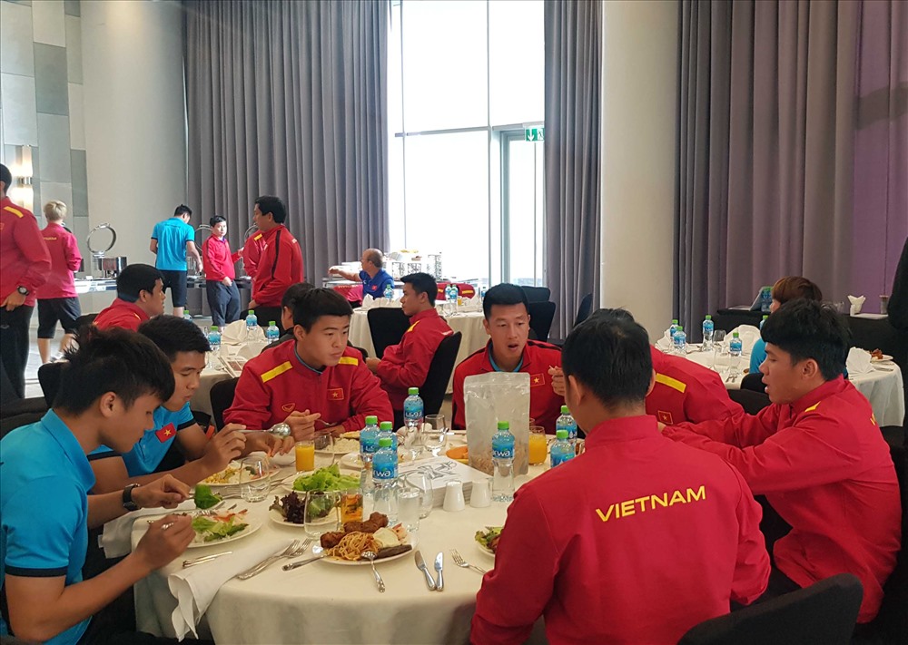 ĐTVN sớm ổn định nơi đóng quân và thưởng thức bữa trưa ngon miệng. Ảnh: VFF