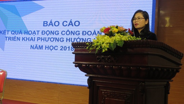Phó Chủ tịch CĐ Giáo dục VN Nguyễn Thị Bích Hợp thay mặt CĐ Giáo dục VN báo cáo tại hội nghị. Ảnh: Xuân Trường