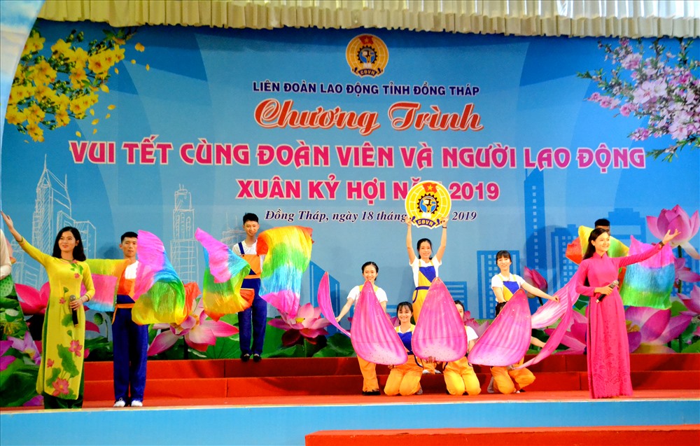 Sân khấu đậm chất Công đoàn. Ảnh: Lục Tùng