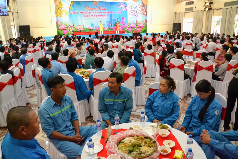 Quang cảnh ấm áp và chan hòa tại buổi Vui Tết cùng CNVC-LĐ. Ảnh: Lục Tùng