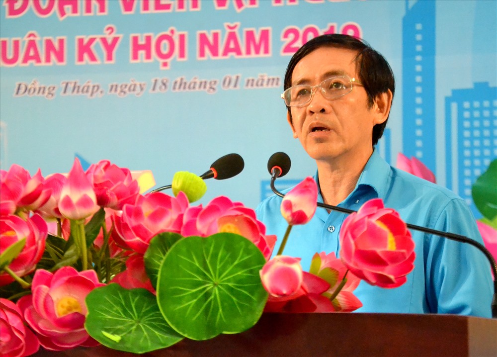 Chủ tịch LĐLĐ Đồng Tháp Trần Hoàng Vũ phát biểu chúc mừng, chúc Tết và chúc sức khỏe đến CNVC-LĐ. Ảnh: Lục Tùng