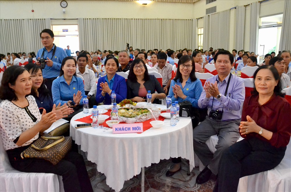 Lãnh đạo LĐLĐ tỉnh Đồng Tháp cũng chai nhau ra ngồi các bàn tiệc để chung vui. Ảnh: Lục Tùng
