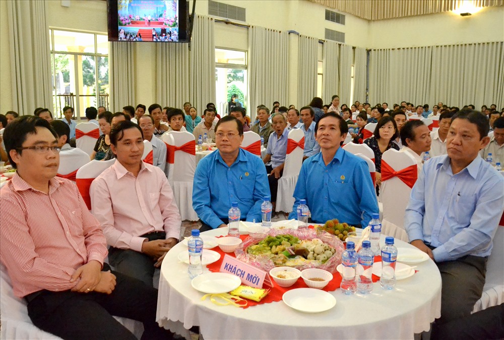 Dù bận nhiều việc trong dịp cuối năm, nhưng nhiều lãnh đạo tỉnh Đồng Tháp vẫn tranh thủ đến dự với CNVC-LĐ. Ảnh: Lục Tùng