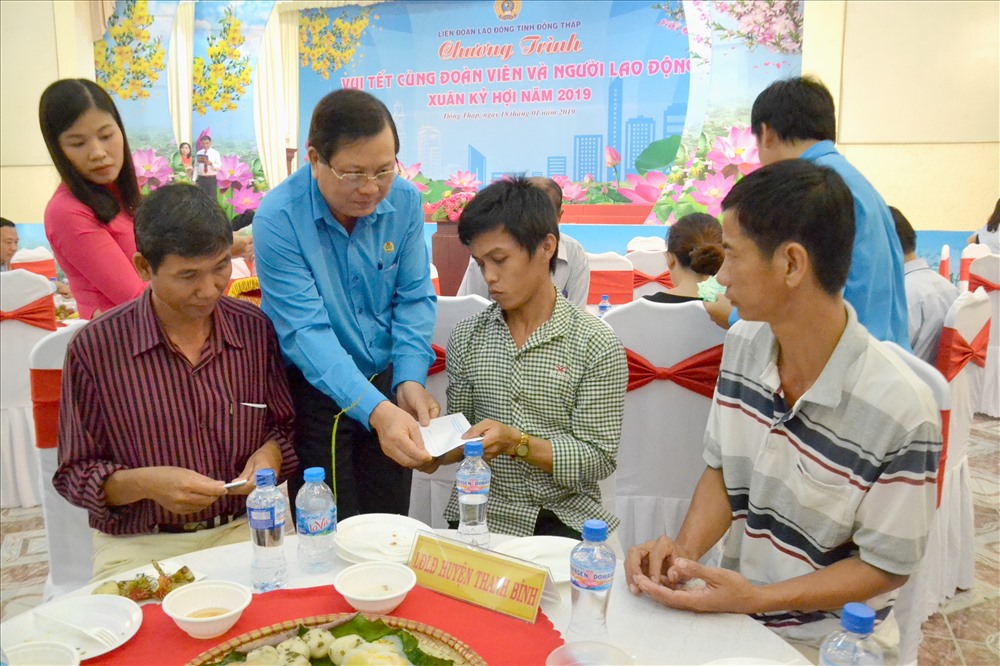 Trao quà bằng cả hai tay. Hình ảnh đầy trân trọng của lãnh đạo LĐLĐ Đồng Tháp dành cho người lao động. Ảnh: Lục Tùng
