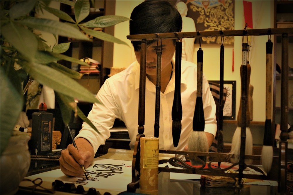 “Ông đồ” 9X - Huỳnh Đăng Khoa. Ảnh: Bảo Trung
