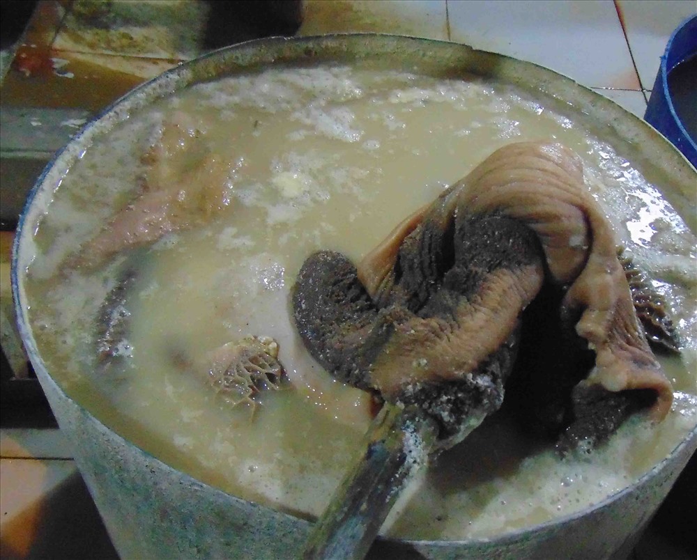 Sách bò được ngâm với chất được cho là vôi để làm trắng
