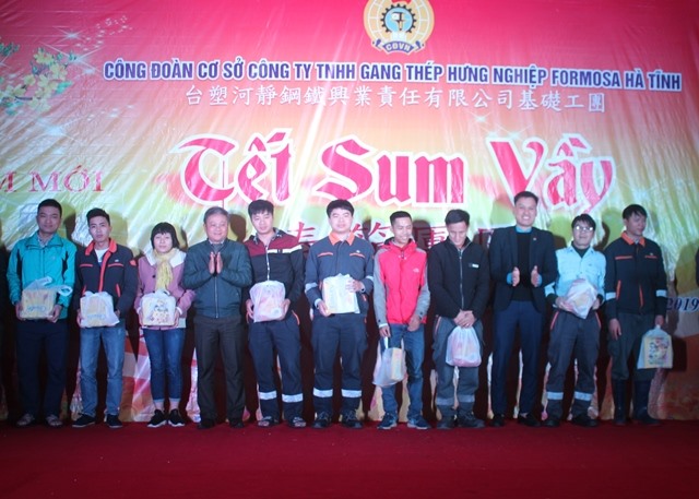 Chủ tịch Công đoàn các KKT tỉnh Hà Tĩnh cùng đại diện BQL KKT tỉnh trao quà 