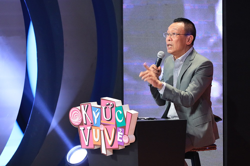 MC Lại Văn Sâm bật khóc trên sóng truyền hình.