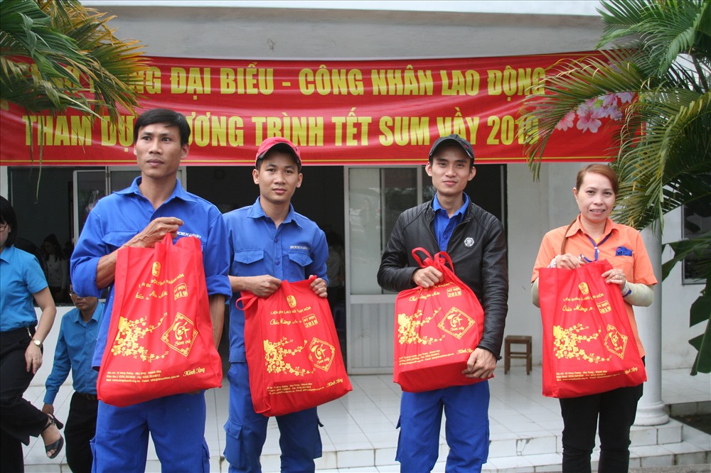 Năm nay đa số các DN trên địa bàn thưởng tết cao hơn năm 2018 nên anh chị em CNLĐ cũng phấn khởi mong chờ một năm mới an khang. Ảnh: P.L