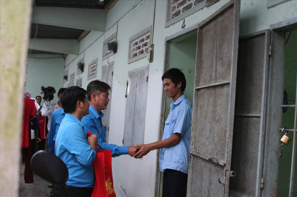 Quà tết sum vầy đến khu nhà trọ của công nhân xa quê đang làm việc tại Khu CN Suối Dầu. Ảnh: P.L