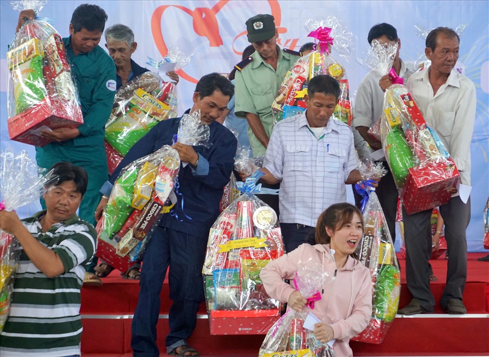1.000 phần quà đến với công nhân tỉnh Sóc Trăng đón Tết. ảnh Nhật Hồ