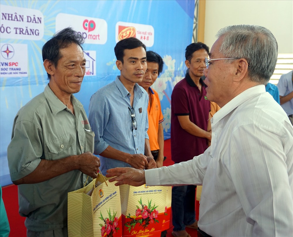 Bí thư Tỉnh ủy Sóc Trăng Phan Văn Sáu trao quà tết cho công nhân tại buổi “Tết sum vầy”