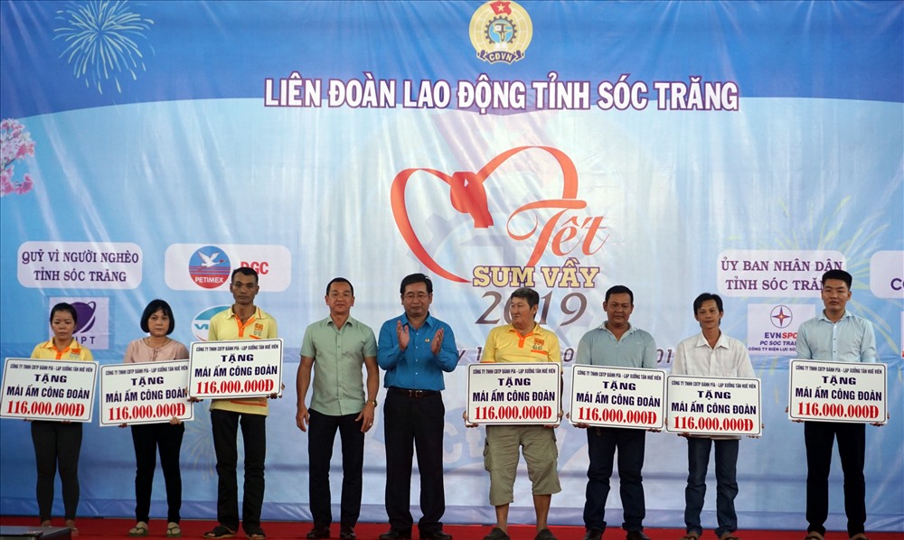11 mái ấm công đoàn cũng được trạo cho công nhân lao động khó khăn về nhà ở tại “Tết sum vầy” tỉnh Sóc Trăng