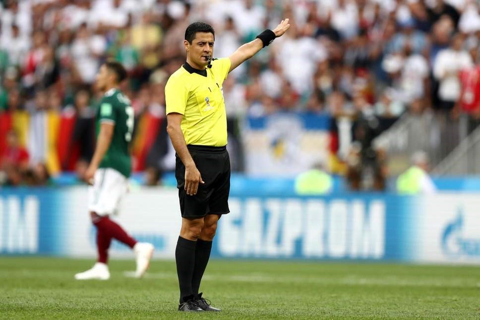 Trọng tài Alireza Faghani đã chứng kiến đội tuyển Việt Nam đăng quang AFF Cup 2018. Ảnh Evening Standard