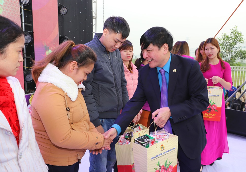 Đồng chí Bùi Văn Cường trao quà cho những CNLĐ có hoàn cảnh khó khăn.