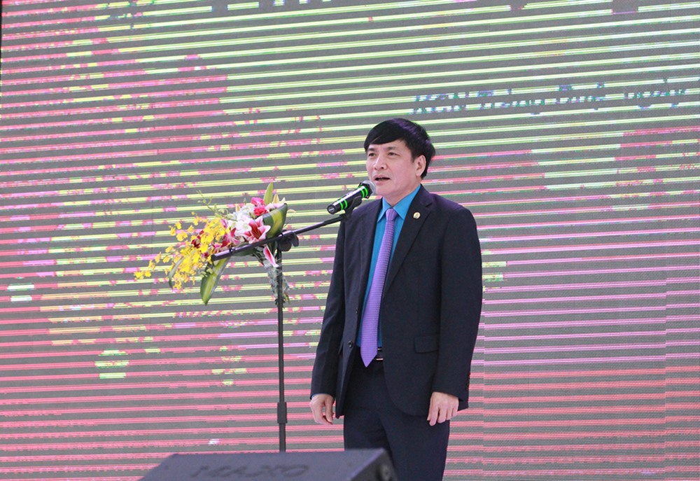 Đồng chí Bùi Văn Cường chúc tết công nhân lao động thành phố.
